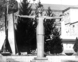 1964 Памятник чулочнице. 1964 г. Алюминий. В. 500. Автор Ф.М. Согоян. Гюмри (Ленинакан)